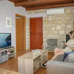Apartment Sundaymar Stone House With Private Hot Tub *