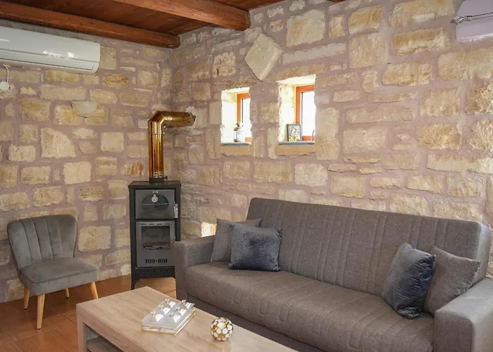 Sundaymar Stone House