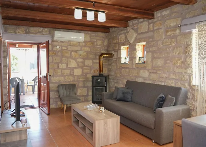 Sundaymar Stone House